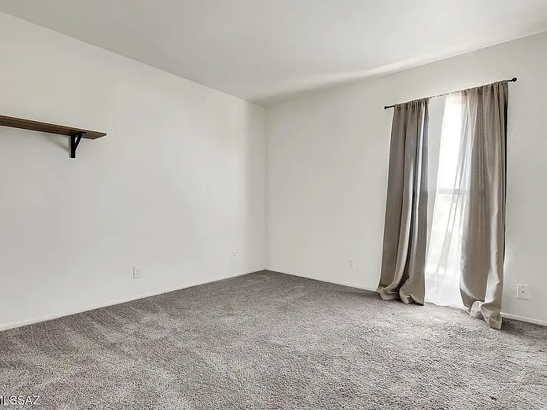 1527 E Prince Rd — Photo 4