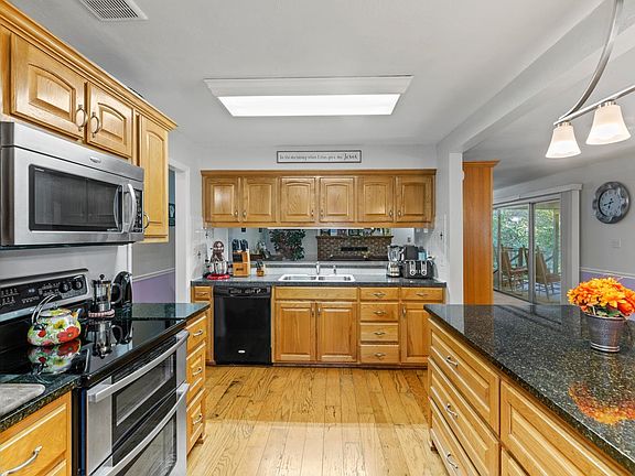 5th image of 1408 Eve St S