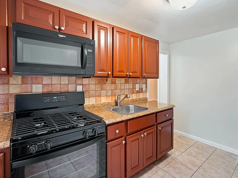 263 Bloomfield Avenue Apartments — Photo 8