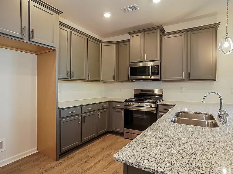 732 Courtland Dr — Photo 5