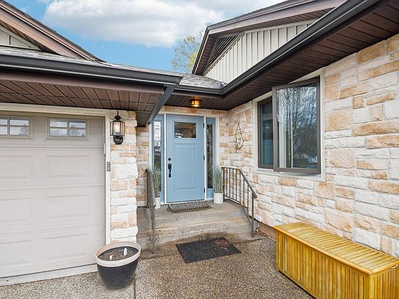 5th image of 925 Lovell Ave W