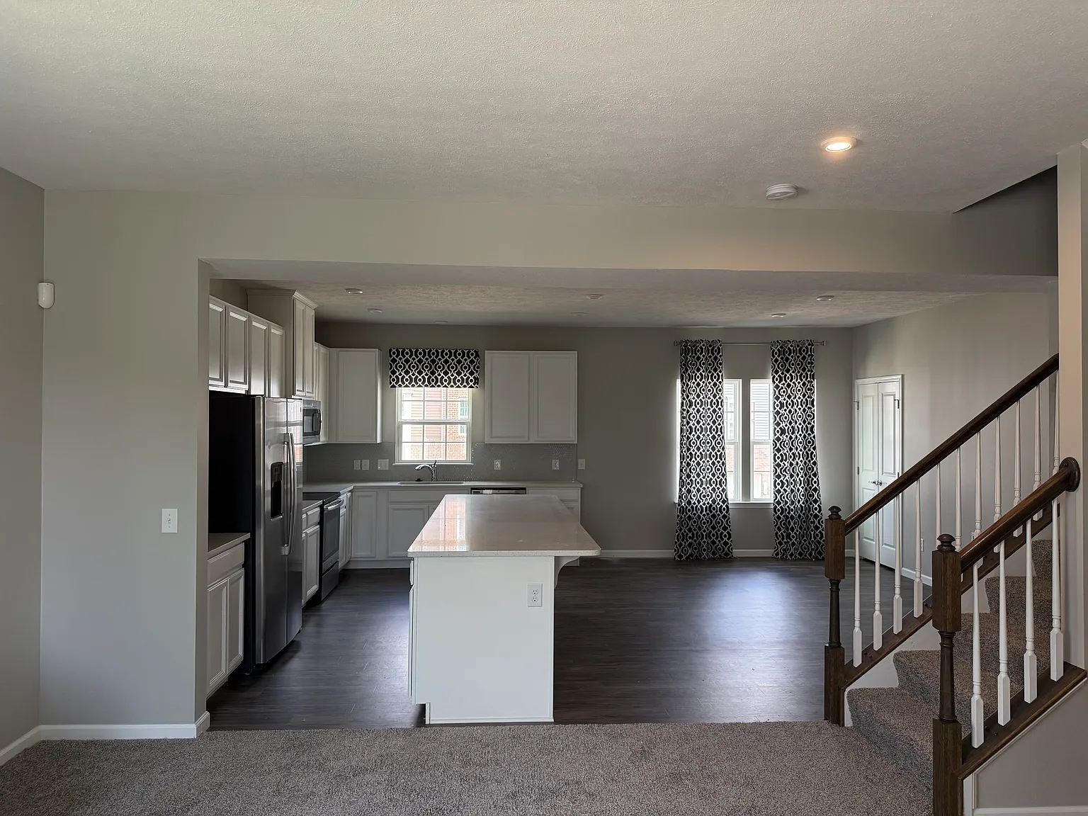 3 bed, 1728 sqft, $2,400 — Photo 3