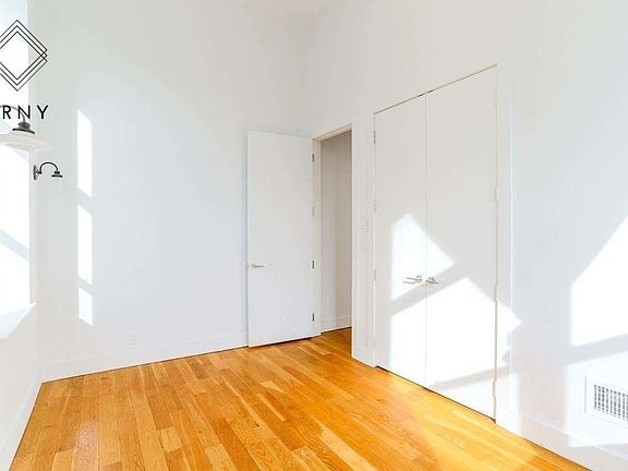 5th image of 949 Willoughby Ave #112B