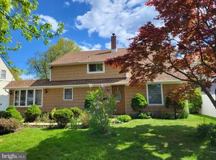 28 Grapevine Rd, Levittown, PA 19057