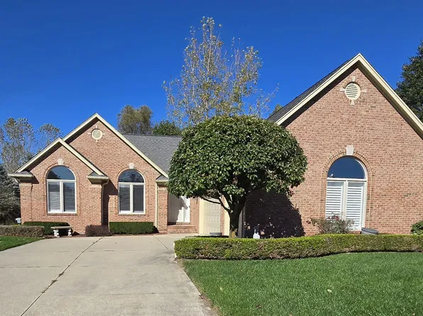 15619 Trafalgar Dr, Macomb, MI 48044