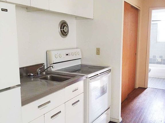 3rd image of 922-926 S Ludlow Ave #926-01
