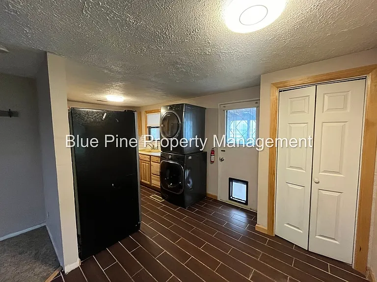 1080 Halsey St — Photo 4
