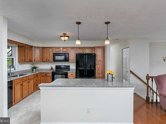 4th image of 9414 Seven Courts Dr