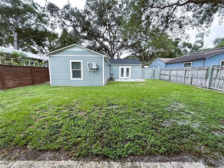 220 W North St — Photo 14