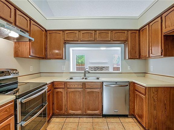 3rd image of 5804 Maurie Dr