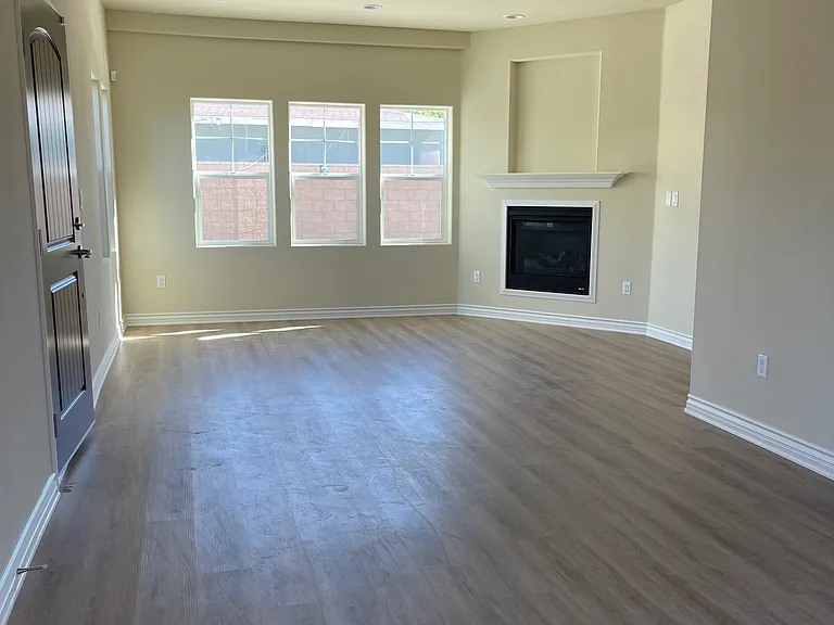632 E Grand Ave — Photo 2