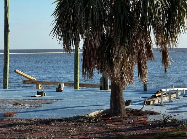 633 Main St, Horseshoe Beach, FL 32648