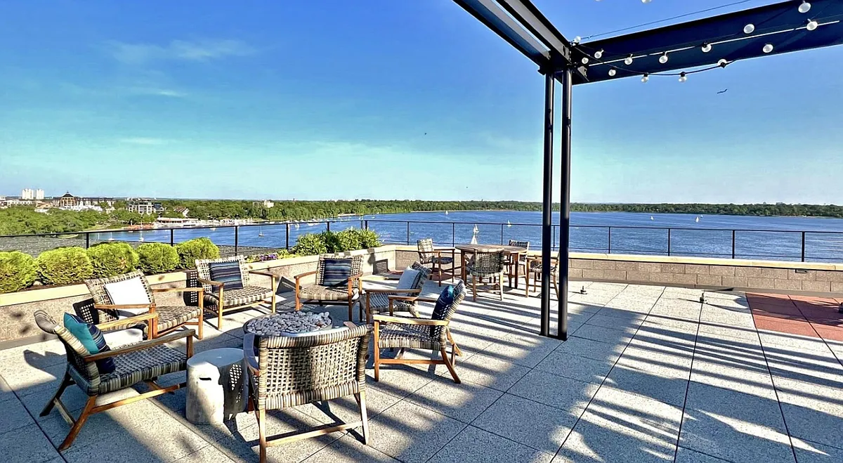 Building Photo - The Lakes Residences