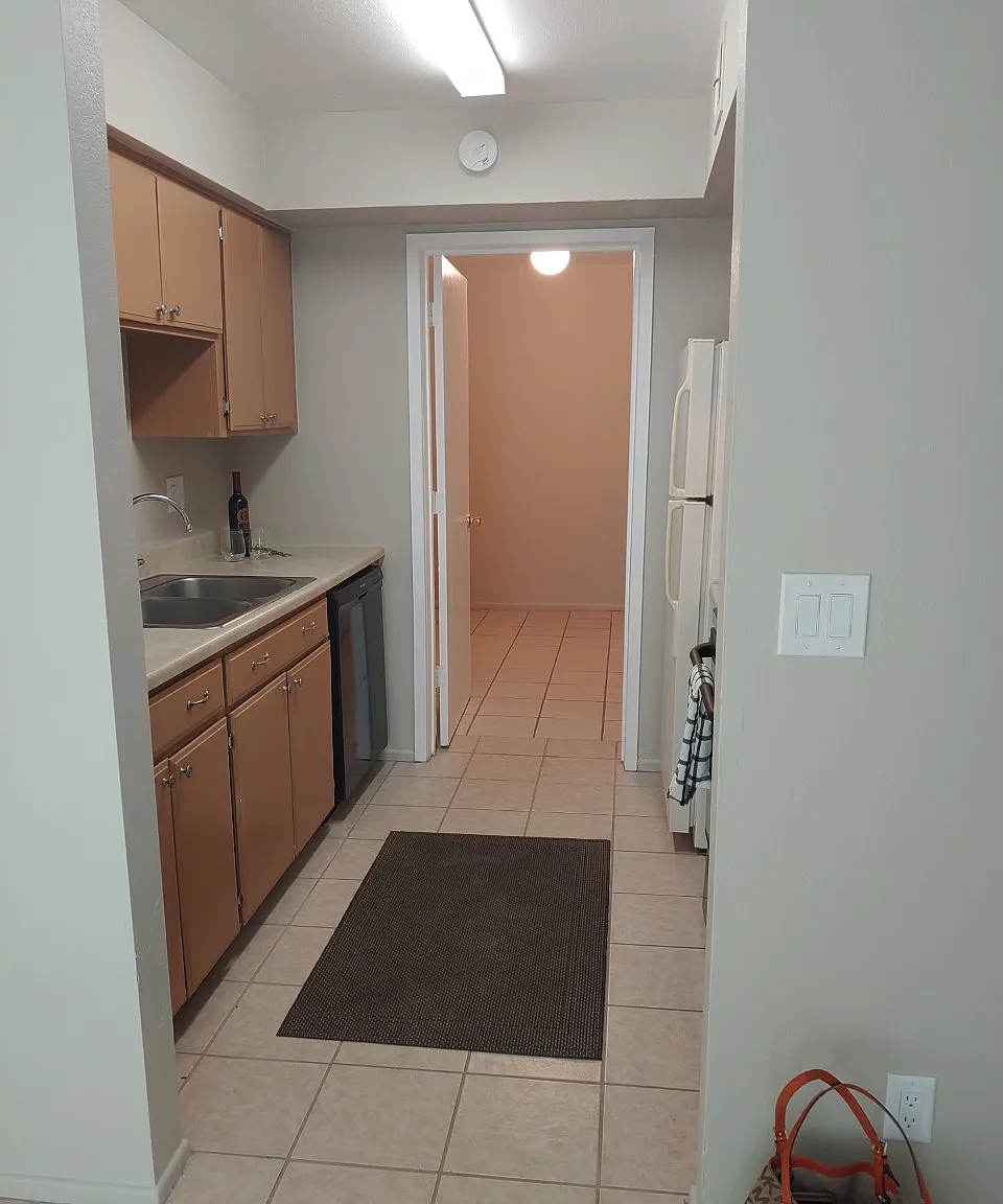 2 bed, 1.5 bath, 872 sqft, $1,300 — Photo 2