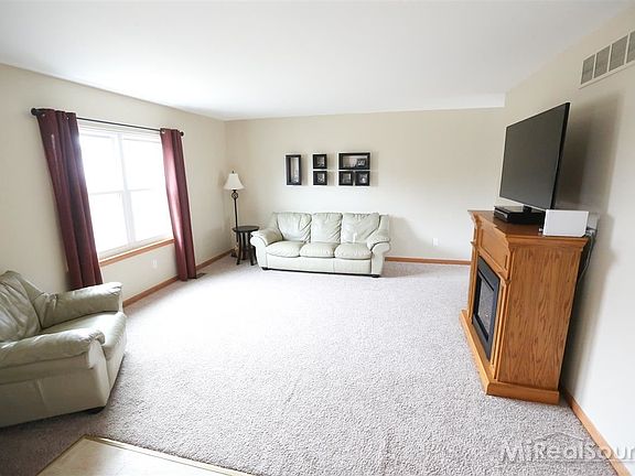 4th image of 46921 Briarmoor Ct
