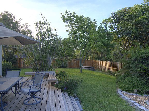 side deck, side yard