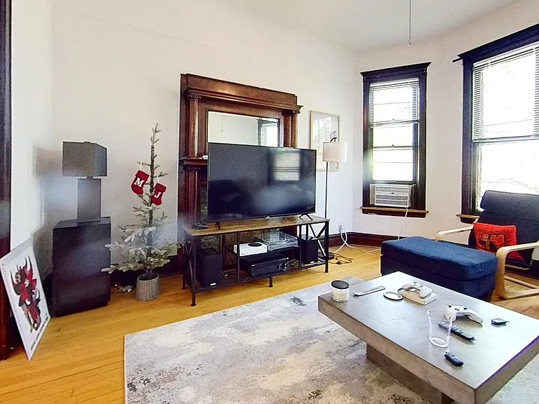 1017 W School St #3 — Photo 3