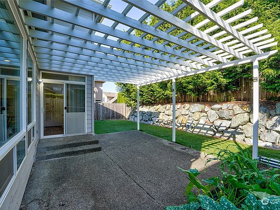 4th image of 122 242 Avenue SE