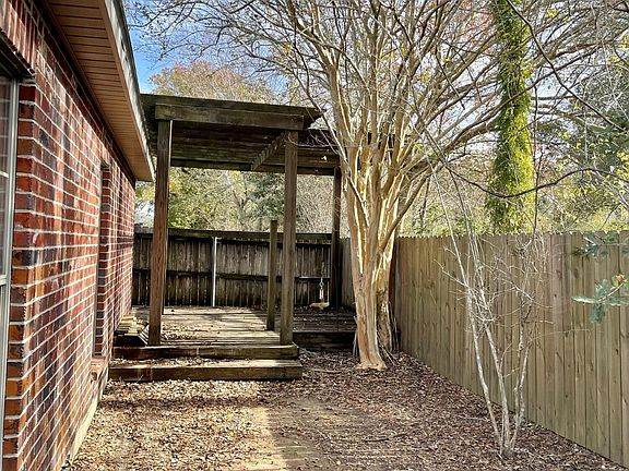 4th image of 112 Quiet Meadows Dr