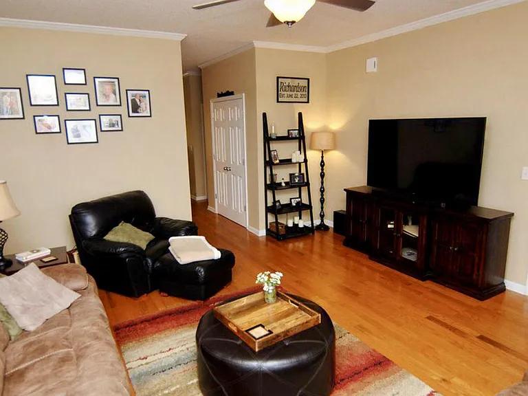 125 N Palm Dr — Photo 3