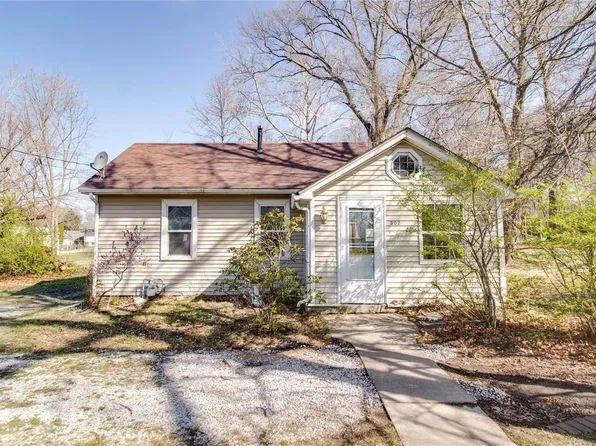 302 Pearl St, Godfrey, IL 62035