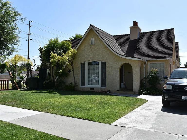 423 S Indiana St — Photo 11