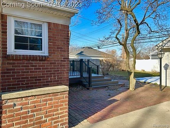 5th image of 830 N Wilson Ave
