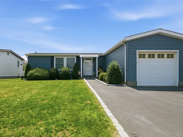 35 Village Circle S, Manorville, NY 11949
