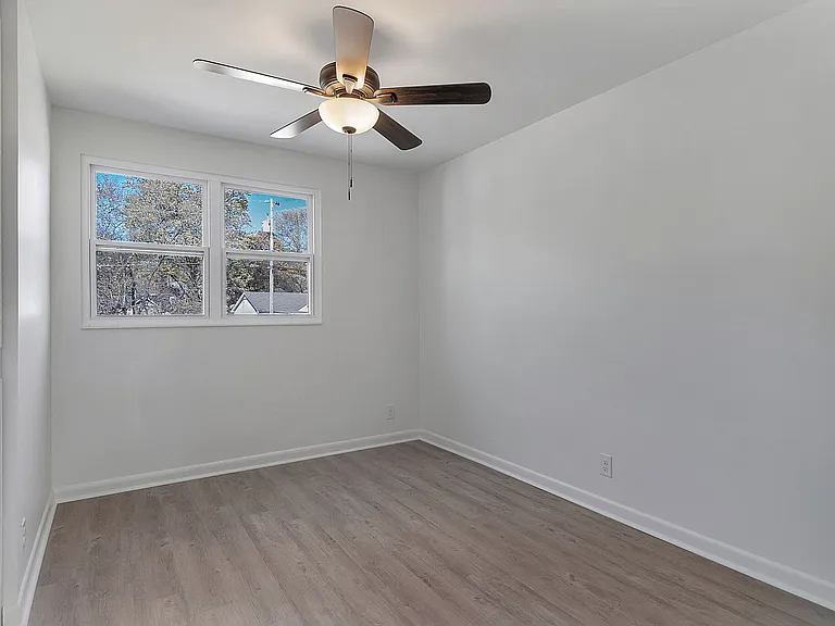 124 Grenadier Dr — Photo 16