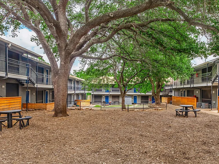Esperanza Apartments — Photo 14