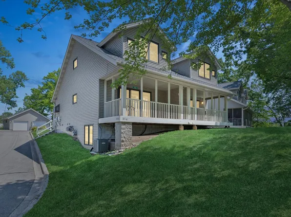 1876 Shady Beach Ave, Roseville, MN 55113