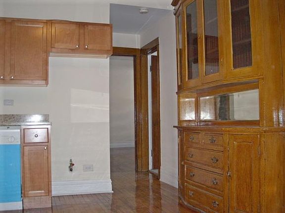 3rd image of 846 N Hoyne Ave #1FR