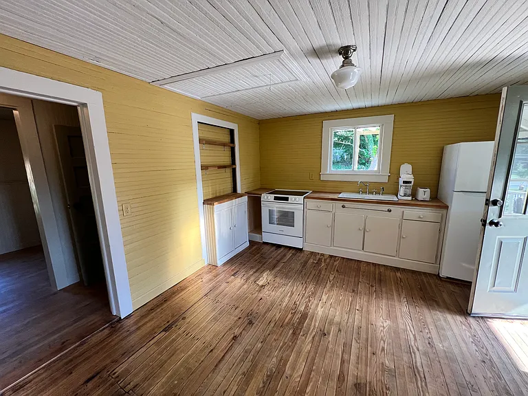614 W Holt St — Photo 7