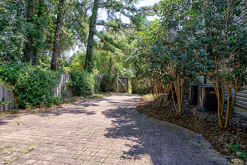 4 bed, 2.5 bath, 2821 sqft, $3,200 — Photo 4