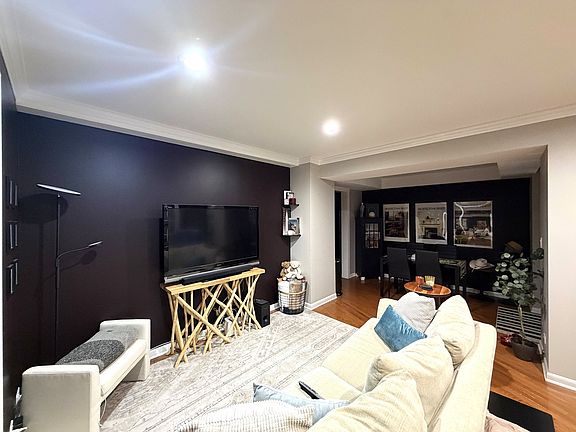 3rd image of 40 E Delaware Pl