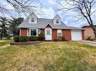 1518 Colonial Dr, Godfrey, IL 62035