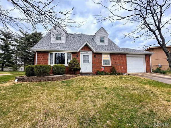 1518 Colonial Dr, Godfrey, IL 62035