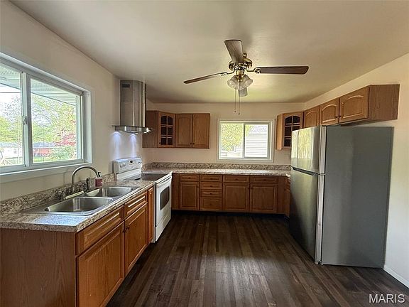 2nd image of 600 Killarney Dr
