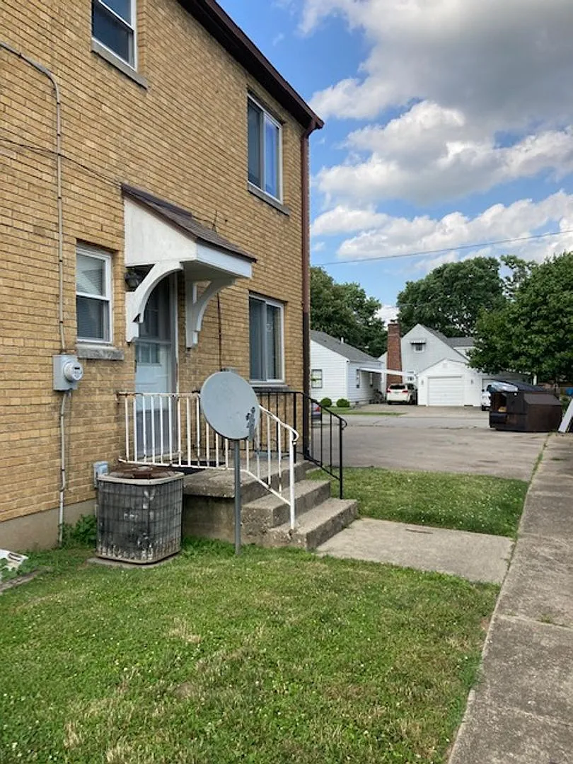 Building Photo - 316-334 W Xenia Dr