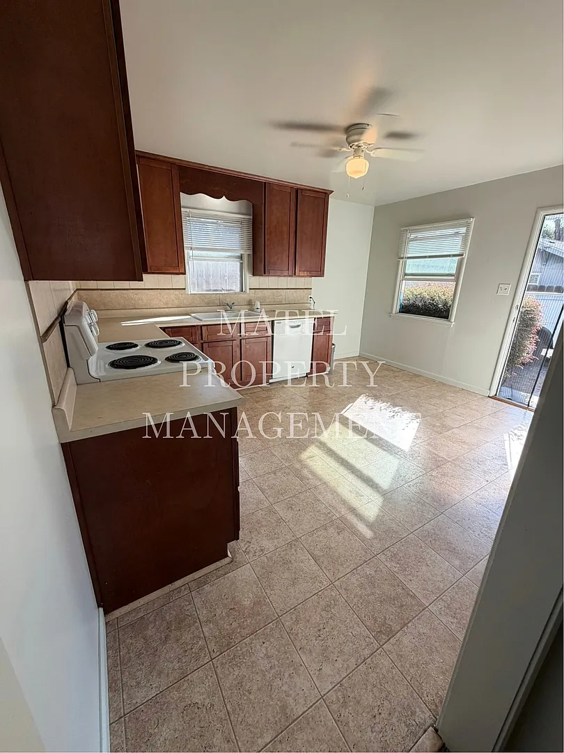 ELT925 — Photo 1