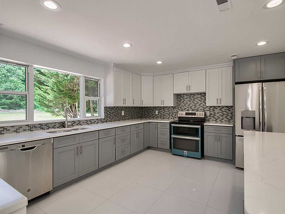 5th image of 2 Stillwell Ln