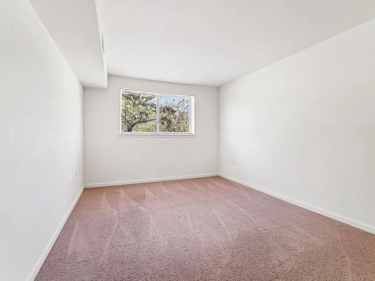 1BR, 1BA - 692SF - Bedroom