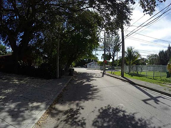 5th image of 3187 Plaza St