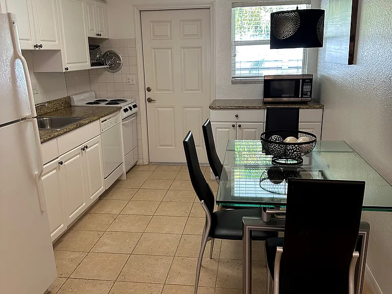 1749 Hillview St — Photo 3