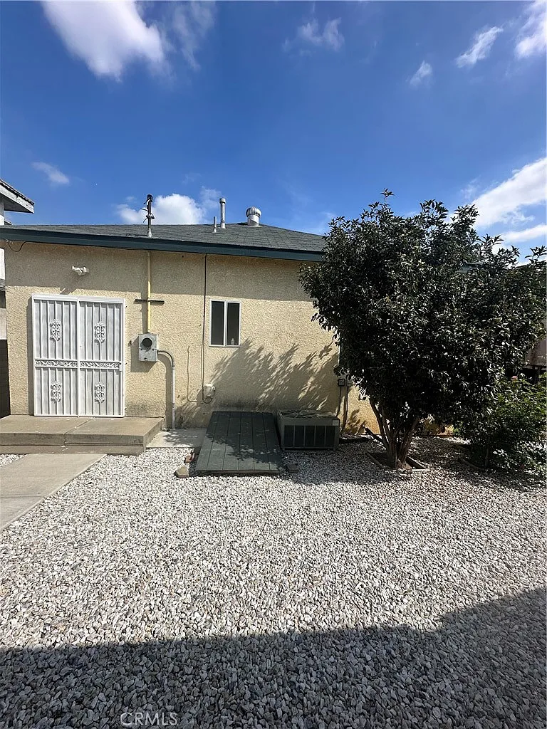 3 bed, 2438 sqft, $3,900 — Photo 3