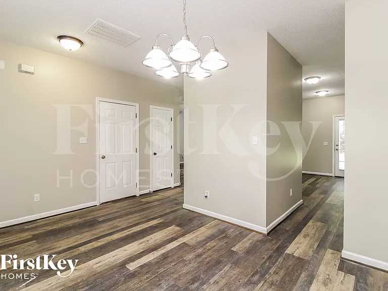 6063 Parkside Cir — Photo 4