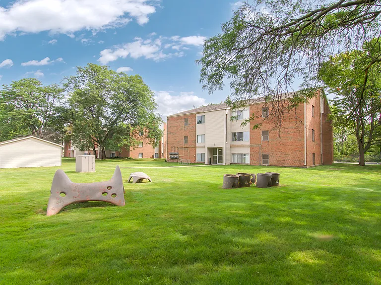 Garfield Park Apartments — Photo 19