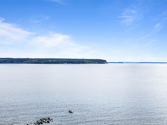 3rd image of 1081 Island Hwy S