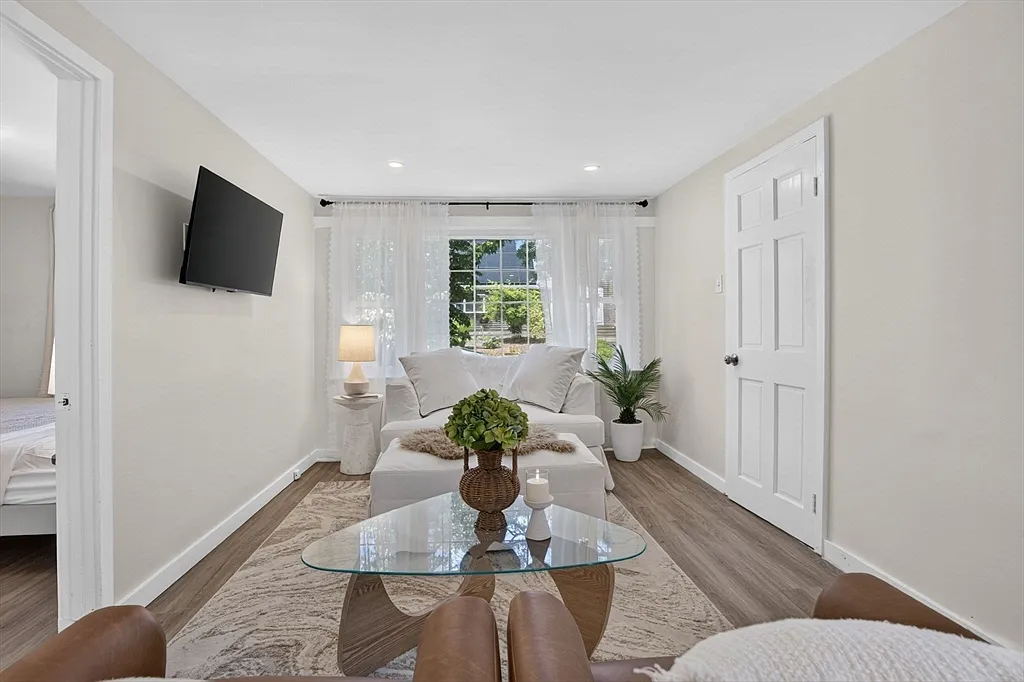 2 bed, 1.0 bath, 704 sqft, $2,900 — Photo 3