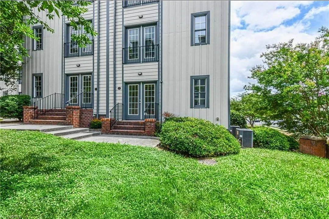 445 McAdoo Ave — Photo 2